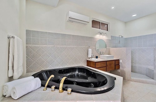 Mokuleia Casa | Kukui Hale - Short Walk to Beach, AC