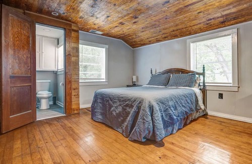 McCalla Cabina | Stone Cottage Convenient to UA, Hoover Met, Golf