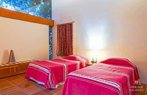 Valle de Bravo Casa | Unique Home, 20-acre Ranch, Private Lake, Outdoor BBQ, Pizza Oven & Dining Table