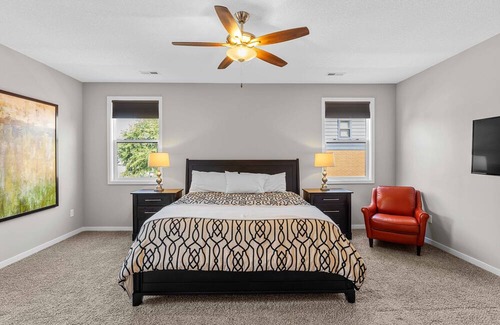Downtown Des Moines Casa | Downtown Skyline Views in Modern Townhome with Rooftop Patios