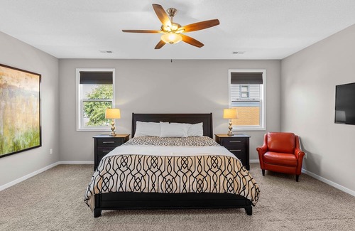 Downtown Des Moines Casa | Downtown Skyline Views in Modern Townhome with Rooftop Patios
