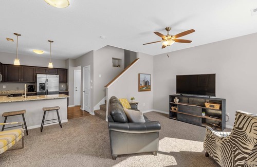 Downtown Des Moines Casa | Downtown Skyline Views in Modern Townhome with Rooftop Patios