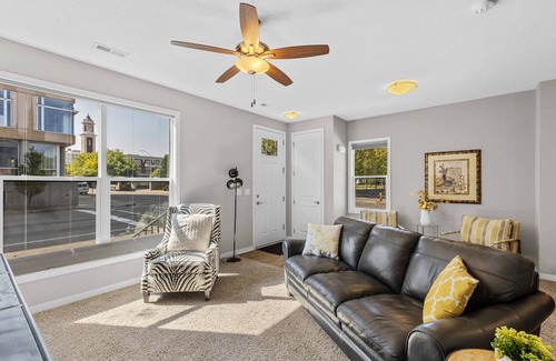 Downtown Des Moines Casa | Downtown Skyline Views in Modern Townhome with Rooftop Patios