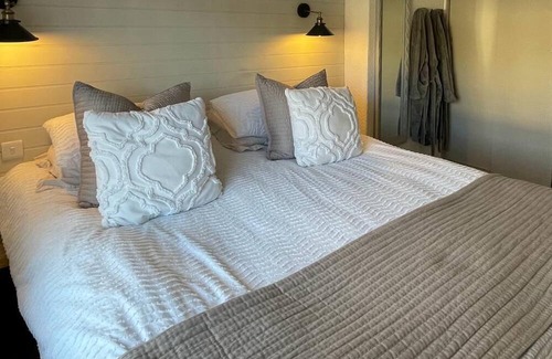 Hayfield Casa | Pass the Keys | The Cabin Stylish and Elegant for 4 and Furry Friends