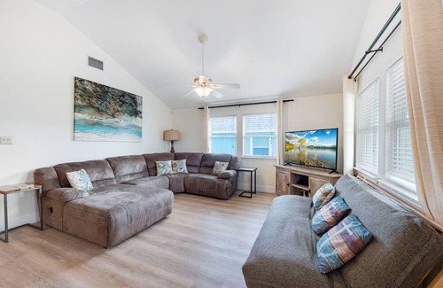 Leeward Sands Casa | Sleeps 9! Pet friendly!