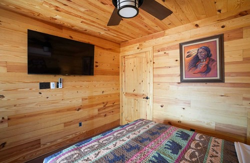 Bridgeport Cabina | CampQYB- Modern Lux Cabin, Hot Tub, FirePit, Games