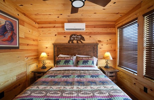 Bridgeport Cabina | CampQYB- Modern Lux Cabin, Hot Tub, FirePit, Games