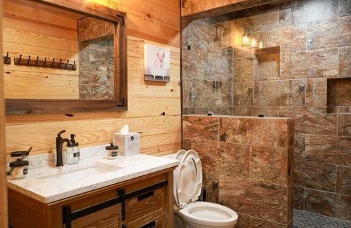 Bridgeport Cabina | CampQYB- Modern Lux Cabin, Hot Tub, FirePit, Games