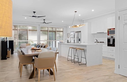 Blue Bay Apartamento | Blissful Beachfront Pad - Pet Friendly / Direct Beach Access