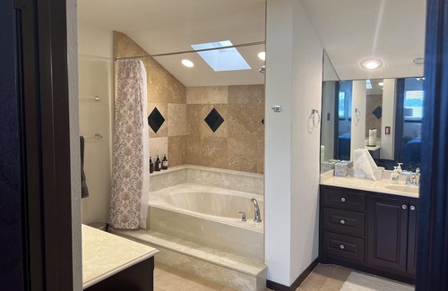 Seven Coves Condominio | Cozy 2 story lake retreat w/ lake views 2/2. Relax, unwind or cast your line.