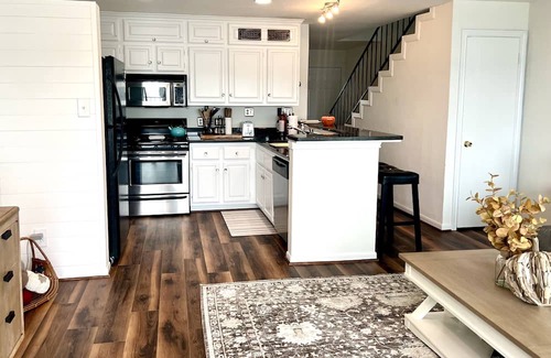 Seven Coves Condominio | Cozy 2 story lake retreat w/ lake views 2/2. Relax, unwind or cast your line.