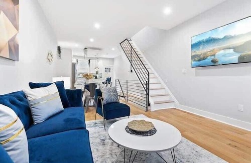 North Philadelphia Casa | Luxury Philly Home | Pool Table | Private Roofdeck