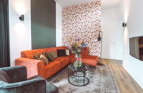 Elst Casa | These Eco-Lodges are equipped for 12 people and have one hot tub. From your own terrace, you can therefore completely relax and enjoy your own wellness moment!