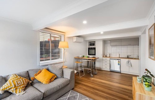 Howrah Apartamento | Prime Location, Stylish Space
