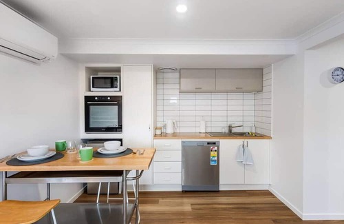 Howrah Apartamento | Prime Location, Stylish Space
