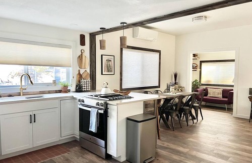 Old Bend Cabaña | Modern Downtown Cottage, 100+mbps Wifi, A/C, Walk Everywhere