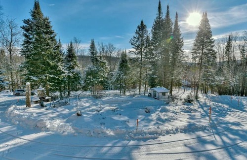 Les Pays-d'en-Haut Regional County Municipality Chalet De Esquí | 4 Br Luxury St-Sauveur Chalet & Pool, Swim Spa, fireplace, close to Ski resort