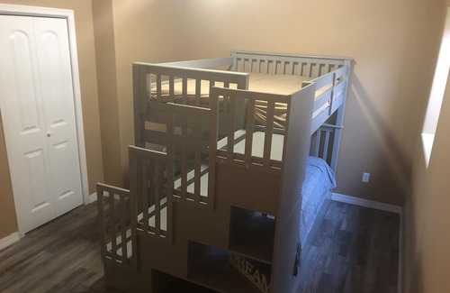 Sheridan Apartamento | Family friendly condo and a 2nd level private deck with view of the city lights