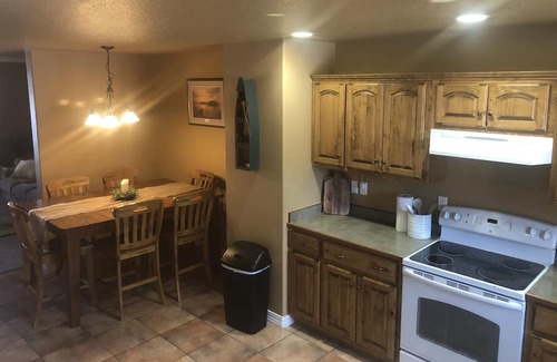 Sheridan Apartamento | Family friendly condo and a 2nd level private deck with view of the city lights
