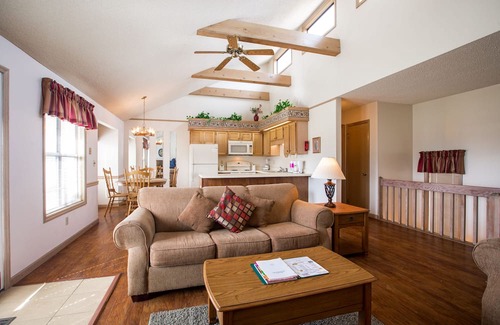 Lake Tansi Condominio | Crown Resorts Lake Tansi West 2 Bedroom, 2 Bathroom Condo w/ 1 King, 2 Full Beds