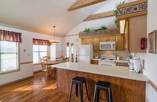 Lake Tansi Condominio | Crown Resorts Lake Tansi West 2 Bedroom, 2 Bathroom Condo w/ 1 King, 2 Full Beds