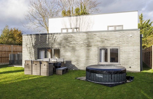 Gerrards Cross Casa | Lux Smart Home | New Build | Parking | Families