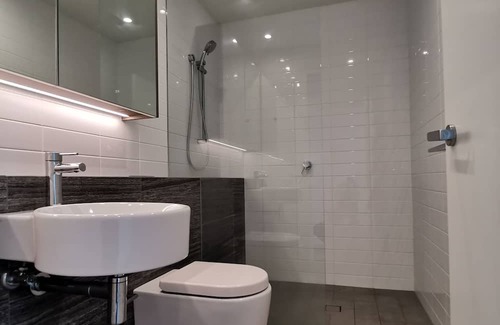 Waterloo Apartamento | Fully Furnished 2B2B, all room Large Sunny, Next to station, One stop to city