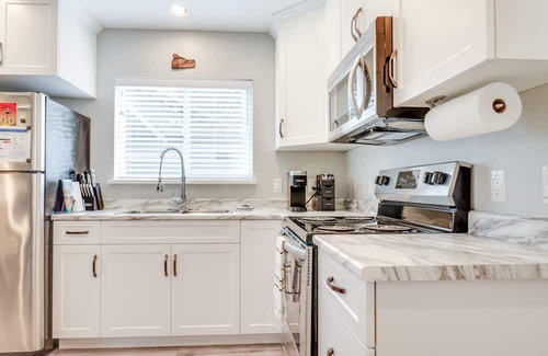 Port Alberni Casa | The Bear Studio House: Open concept house that sleeps up to 4