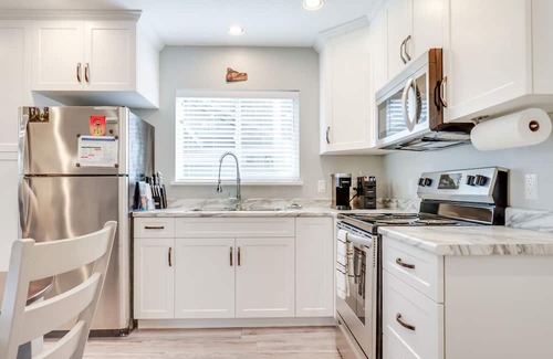 Port Alberni Casa | The Bear Studio House: Open concept house that sleeps up to 4