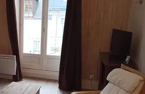 Cauterets Apartamento | Apartment 'Grand Studio Cauterets' with Mountain View and Balcony