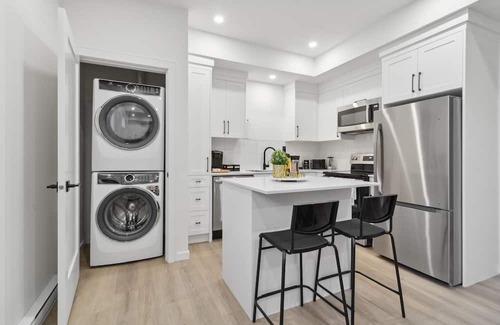 Willoughby Casa | Luxurious, Modern & Stylish 2 Bedroom Suite, Near Vancouver, Pet Friendly
