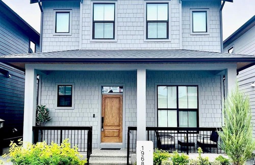 Willoughby Casa | Luxurious, Modern & Stylish 2 Bedroom Suite, Near Vancouver, Pet Friendly