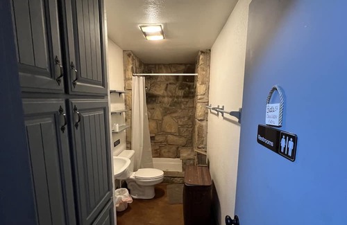Hico Cabina | Large Rustic Lodge and Retreat Center on 35 acres!