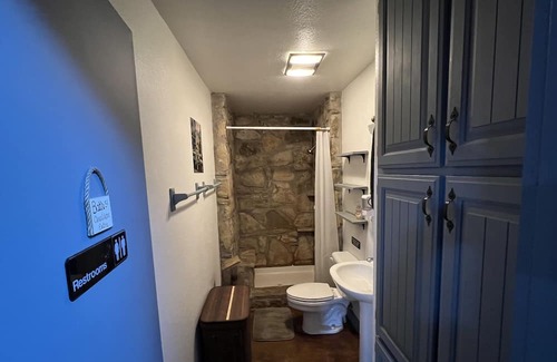 Hico Cabina | Large Rustic Lodge and Retreat Center on 35 acres!