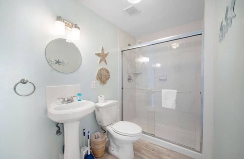 Dickinson Casa | Salty Texan|BeachBox|Bayfront/Private Pool & Pier!