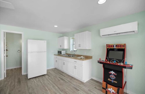 Dickinson Casa | Salty Texan|BeachBox|Bayfront/Private Pool & Pier!