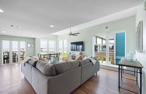 Dickinson Casa | Salty Texan|BeachBox|Bayfront/Private Pool & Pier!