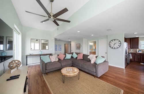 Dickinson Casa | Salty Texan|BeachBox|Bayfront/Private Pool & Pier!