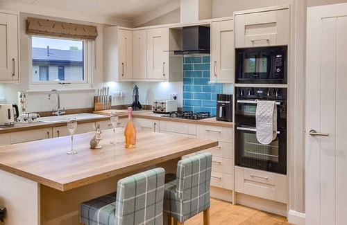 Sturton By Stow Cabina | 2 bedroom accommodation in Thorney, Nr Lincoln