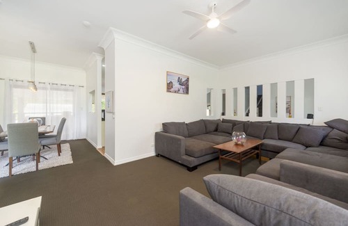Nerang Casa | Chilled Lifestyle - huge home in a very quiet area of the Gold Coast