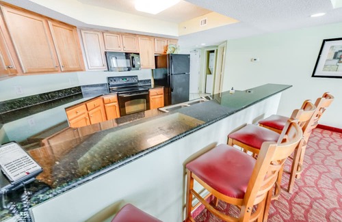 Downtown Myrtle Beach Condominio | 2BR Pools, Views, Direct Oceanfront, Bay View!
