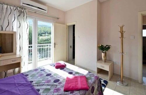 Kyrenia Villa | House with Shared Pool and Terrace 9 min to Beach