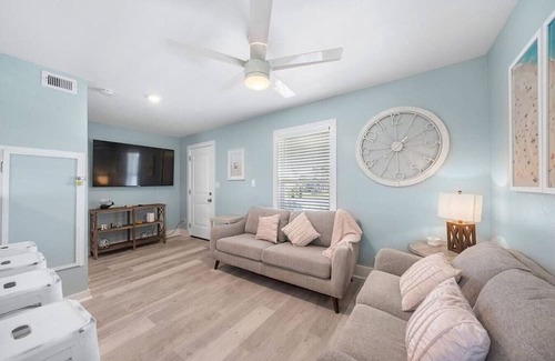 Jamaica Beach Casa | Blue Haven|BeachBox|2 Living Rooms/2 Mins to Beach