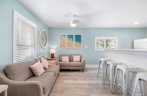 Jamaica Beach Casa | Blue Haven|BeachBox|2 Living Rooms/2 Mins to Beach
