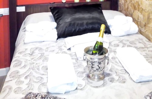 Ubrique Apartamento | Homerez - Beautiful apartement for 2 ppl. with jacuzzi at Ubrique