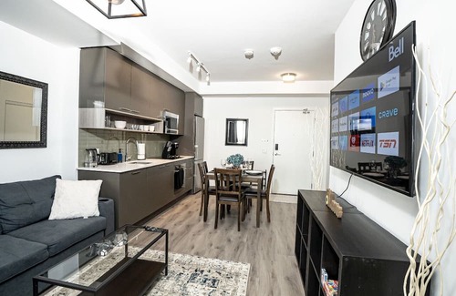 West Oak Trails Apartamento | Unwind in Elegance! Luxury 1BR+Den Condo,