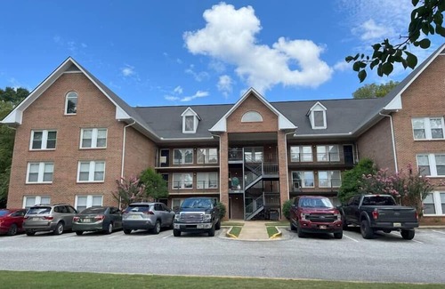 Auburn Condominio | 2BR/2BA Renovated Condo under 1 mile to Toomers
