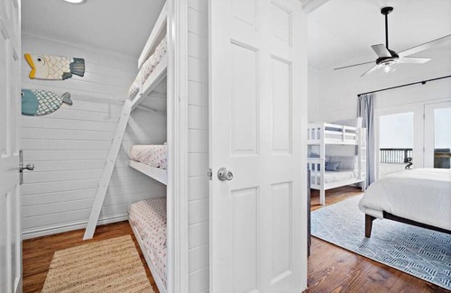 Freeport Casa | Secluded and roomy beachfront home with panoramic ocean views and huge deck