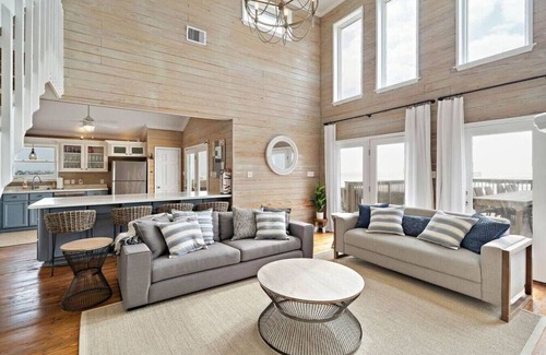 Freeport Casa | Secluded and roomy beachfront home with panoramic ocean views and huge deck