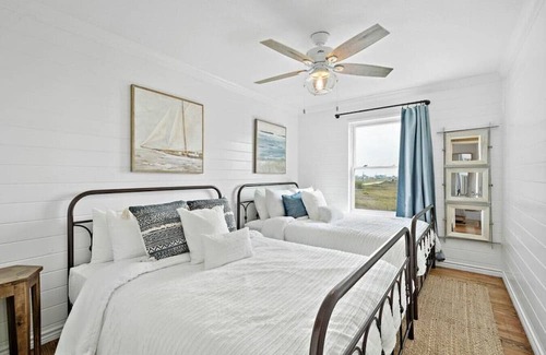 Freeport Casa | Secluded and roomy beachfront home with panoramic ocean views and huge deck
